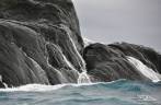 A água do mar escorre de rochedo em Cape Lookout, em Elephant Island, na Antártida